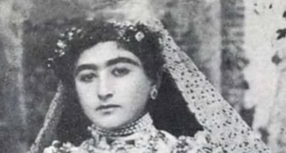 دختر زیبا و باهوش مظفرالدین شاه با دسته گل خاص و لباس عروس شیک در کنار ساقدوش‌ها/ عروسی که زبانزد خاص و عام شد