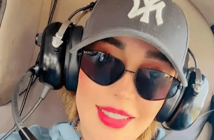 عکس| سارا منجزی‌پور همسر محمد علیزاده در حال خلبانی