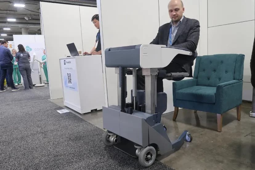 رباتی که بیماران را در آغوش می‌گیرد و جابه‌جا می‌کند