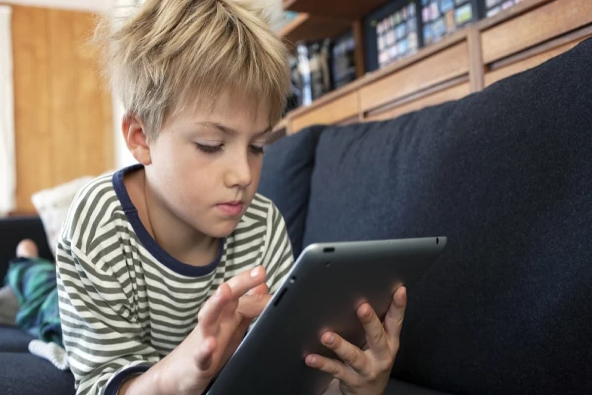 تکنیک‌هایی برای مراقبت از روان کودکان در برابر اخبار منفی