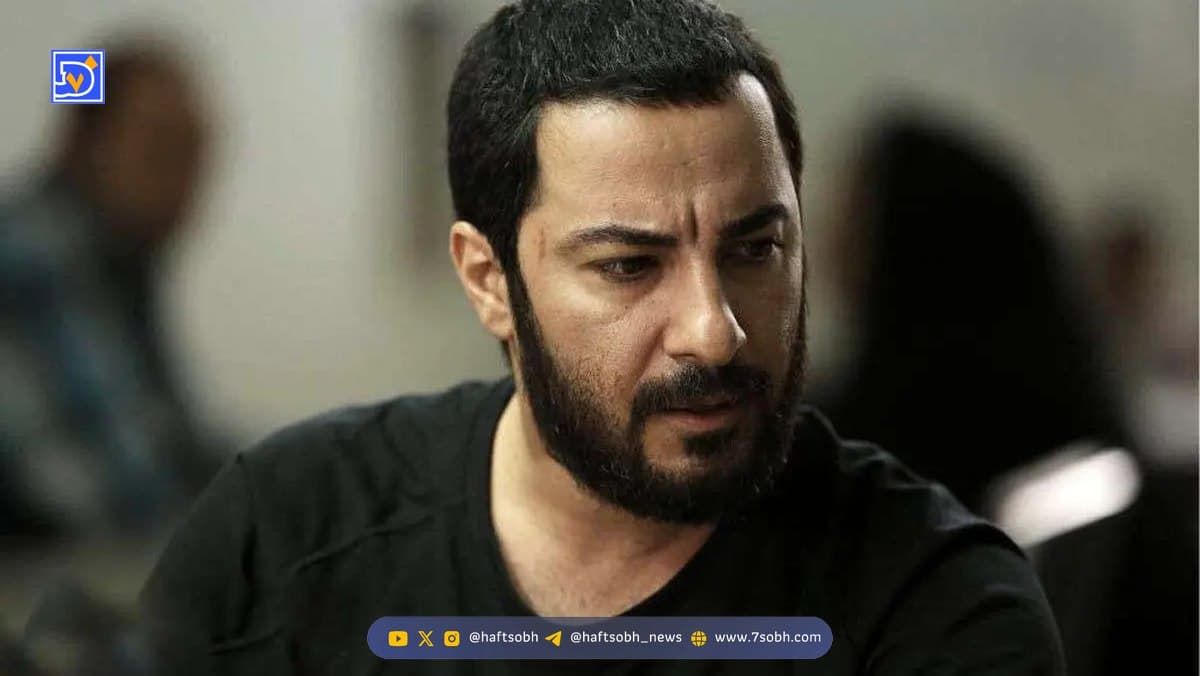 عکس سیگار به دست نوید محمدزاده در حیاط خانه‌اش