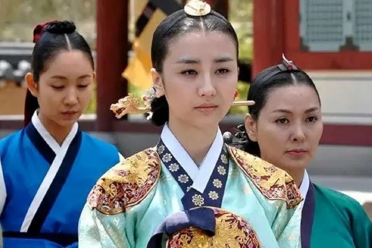 چهره «ملکه اینهیون» در اتاق گریم سریال دونگ یی