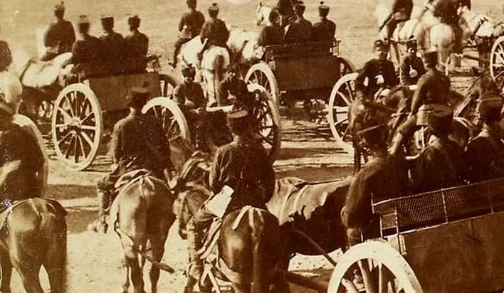 سفر در زمان؛ «توپخانۀ اصفهان» در زمان قاجار در حال تمرین در میدان مشق تهران
