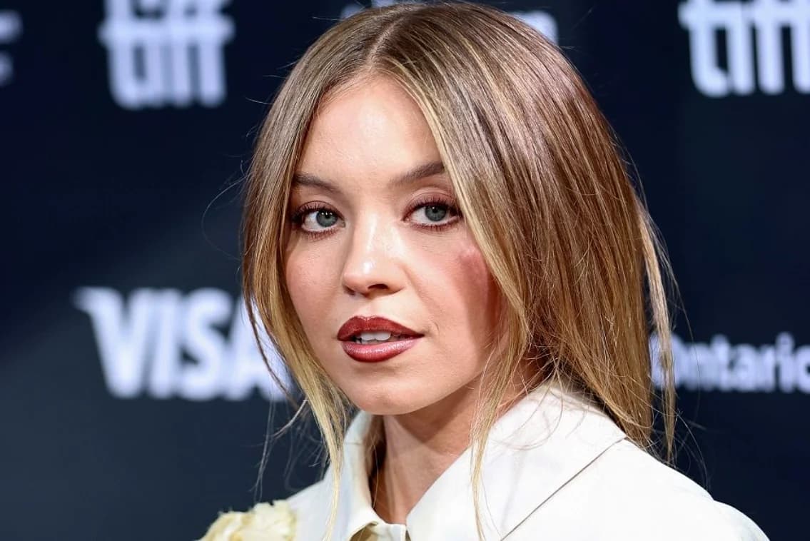 سفر در زمان؛ «سیدنی سوئینی 26 ساله» در حال گرفتن سلفی با یک طرفدار؛ سال 1402