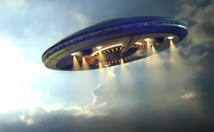 یک بشقاب پرنده در حیاط خانه!/بازسازی خانه پولدارترین مرد جهان