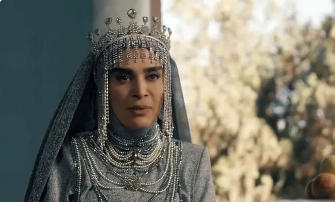 بیوگرافی و سفر در زمان «طلا» سریال بانوی عمارت