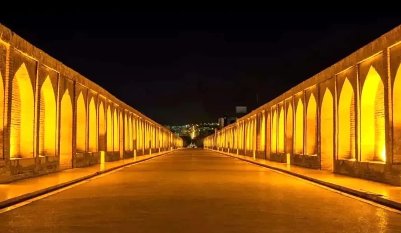 عکس| سفر به ایران قدیم؛ عکس یادگاری مردان اصفهانی روی سی و سه پل؛ 136 سال قبل