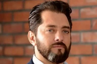 عکس/ نوستالژی زندگی قبل از بازیگری/ قاب ساده ای از کودکی بهرام رادان در راه مدرسه