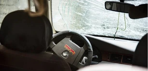 ارزیابی خودروهای آسیب دیده در جنگ در منطقه ۱۹ تهران