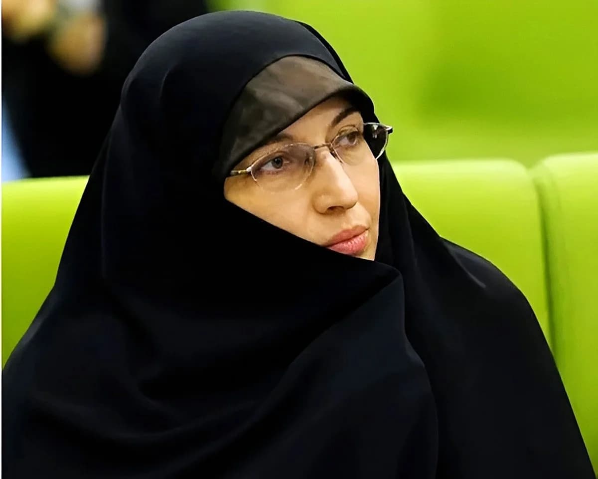 اولین فیلم از همسر آیت الله مجتبی خامنه ای / شهید زهرا حداد عادل از تولد 44 سالگی اش گفت