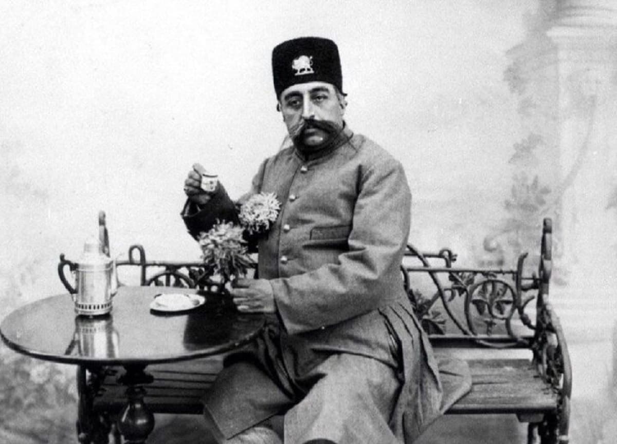 مظفرالدین‌شاه در حال نوشیدنی آب معدنی در فرانسه/عکس