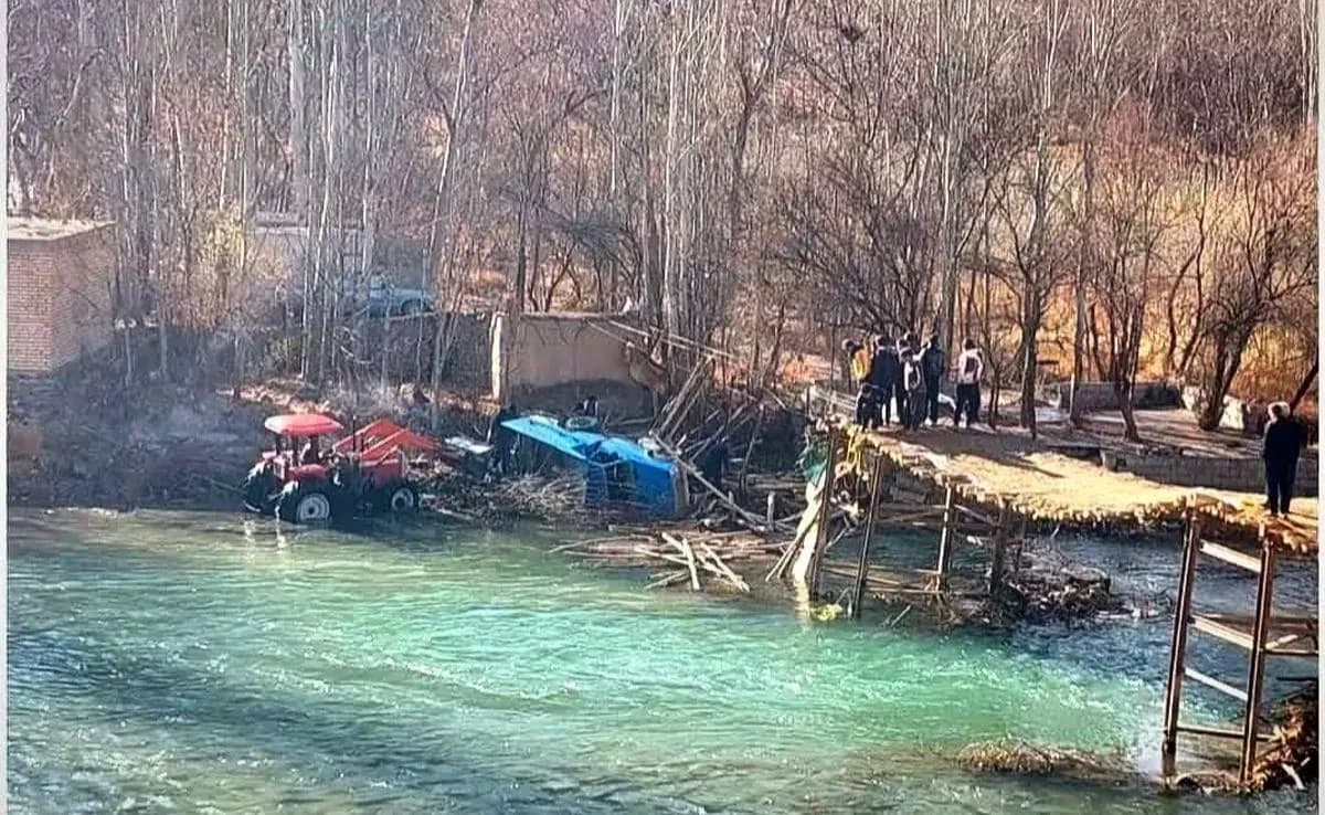 فروریختن پل تاریخی گپز سامان؛ خودرو به رودخانه سقوط کرد