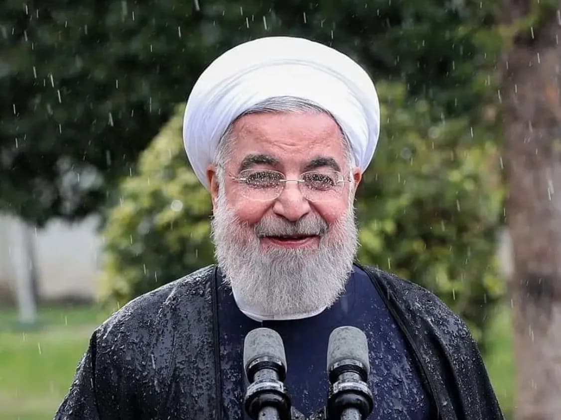 سفر در زمان | «حسن روحانی» در حال بوسیدن دست مادرش