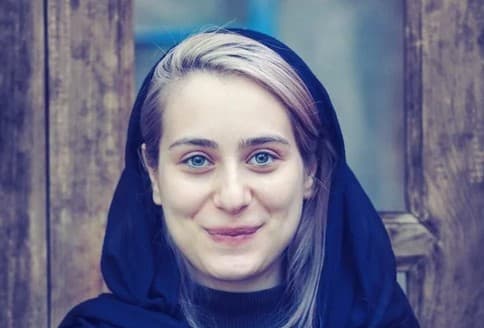 عکس کودکی گلنوش قهرمانی عطیه سریال ساهره/ وقتی که دخترک چشم رنگی قصه با مقنعه دبستان می‌رفت