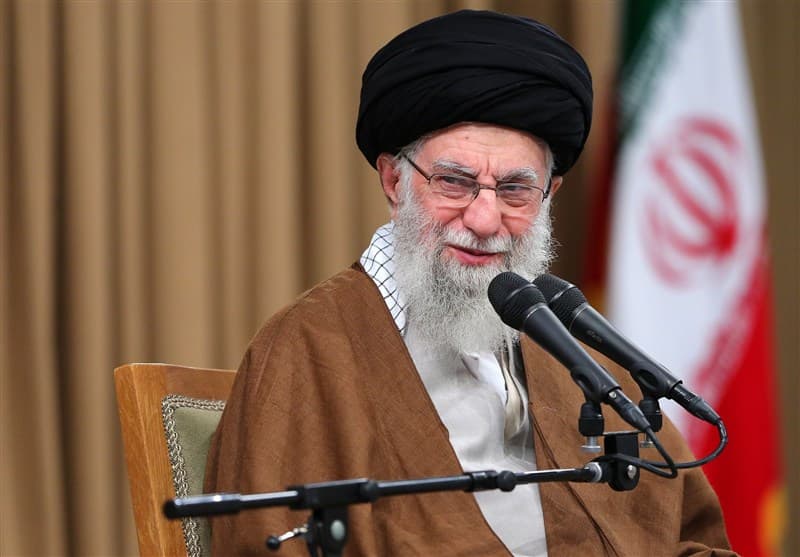 قابی زیبا از آیت‌الله خامنه‌ای و نوه کوچکش در بهشت + عکس