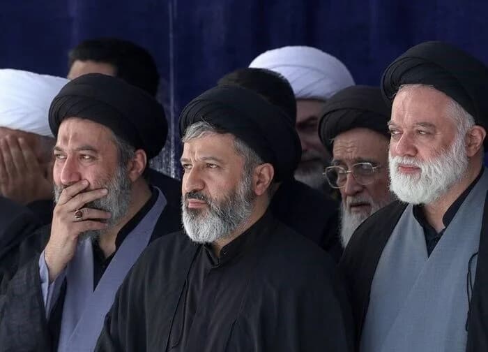 حضور فرزندان رهبر شهید در نماز بر پیکر پدر / حجج اسلام مصطفی، مسعود و میثم خامنه‌ای