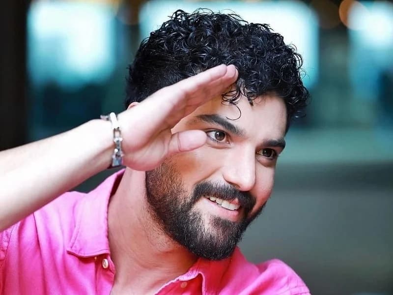 سینا مهراد مجری برنامه کاپیتان چرا ازدواج نمیکنه؟ +سن، بیوگرافی و فیلم های سینا مهراد