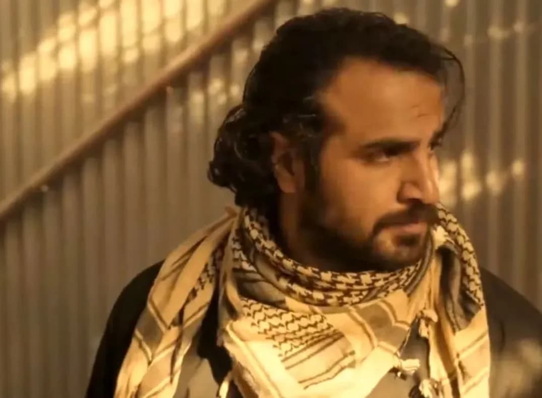 سفر در زمان | «دکتر انوری» سریال بیگانگان در حال پینت بال بازی کردن؛ سال 1404