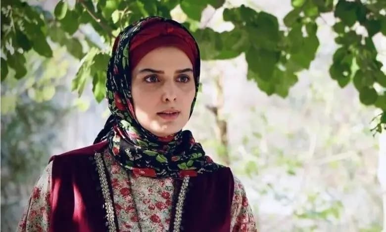 سفر به دیروز| تیپ و چهرۀ «غزاله اکرمی» (سوجان) در زمین تنیس