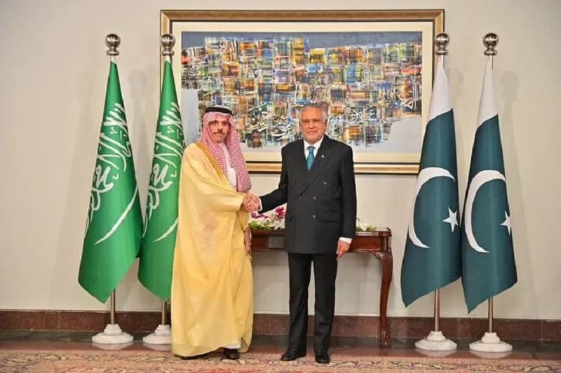 دیدار و رایزنی وزیران خارجه عربستان و پاکستان