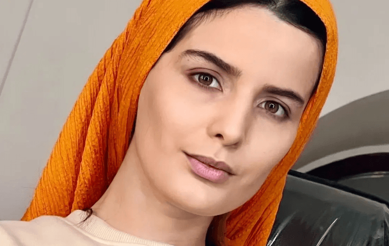 عکس| سفر زمان؛ تیپ و چهرۀ «غزاله اکرمی» (سوجان) در زمین تنیس؛ سال 1403