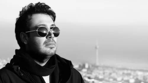 دانلود آهنگ بی بدن محسن چاوشی / یه جوری گریه کن دنیا بفهمه مادرم اینجاست + متن