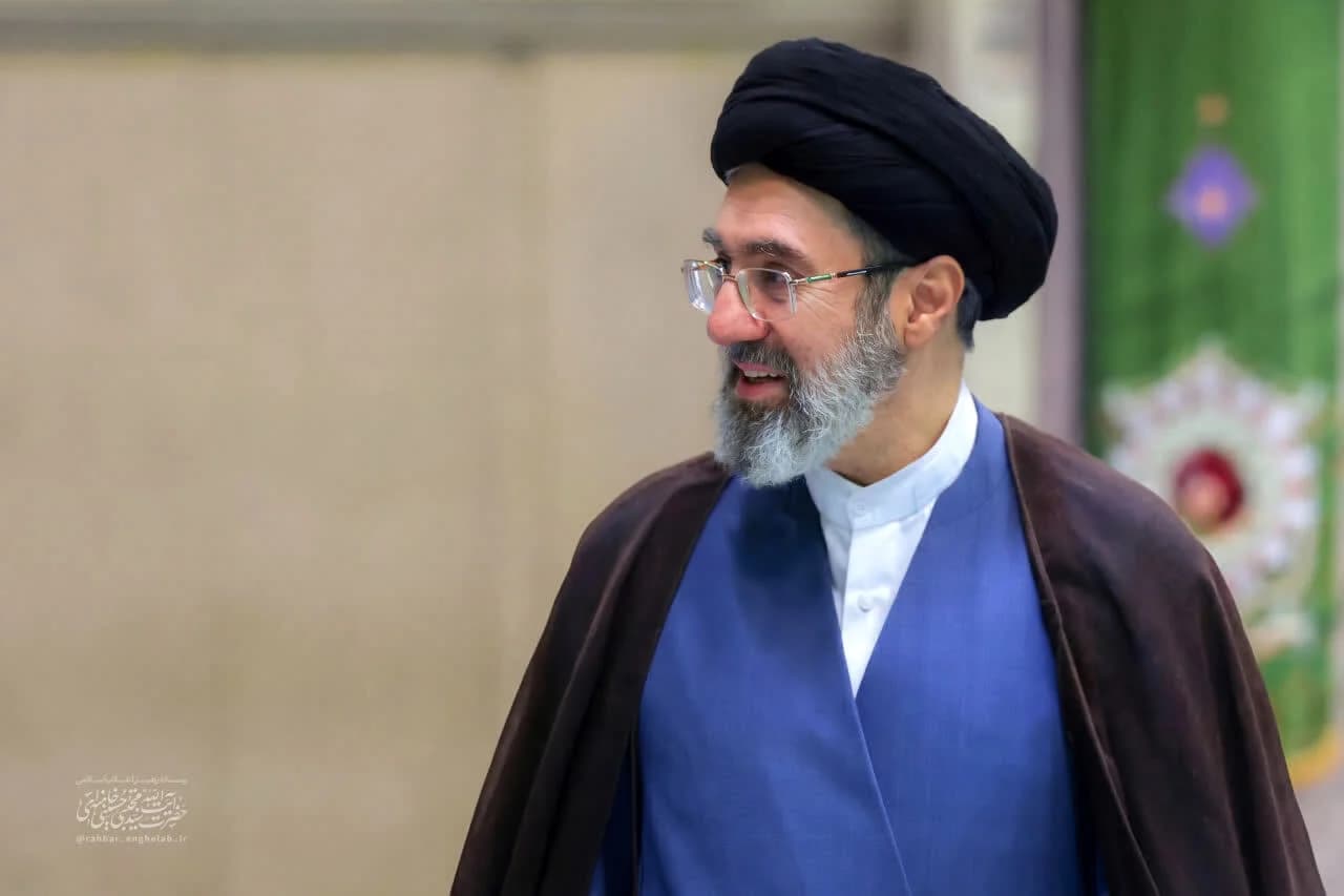 چرا آیت الله سید مجتبی خامنهای رهبر انقلاب در مقابل مردم ظاهر نمیشوند؟