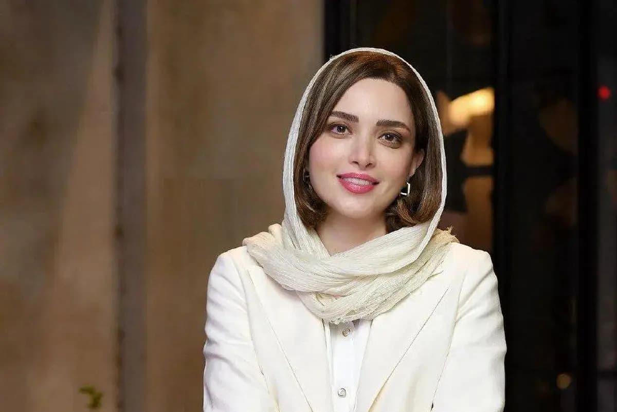 بهنوش طباطبایی با لباس راهبه‌ای در عزای اکبر عبدی شرکت کرد + عکس