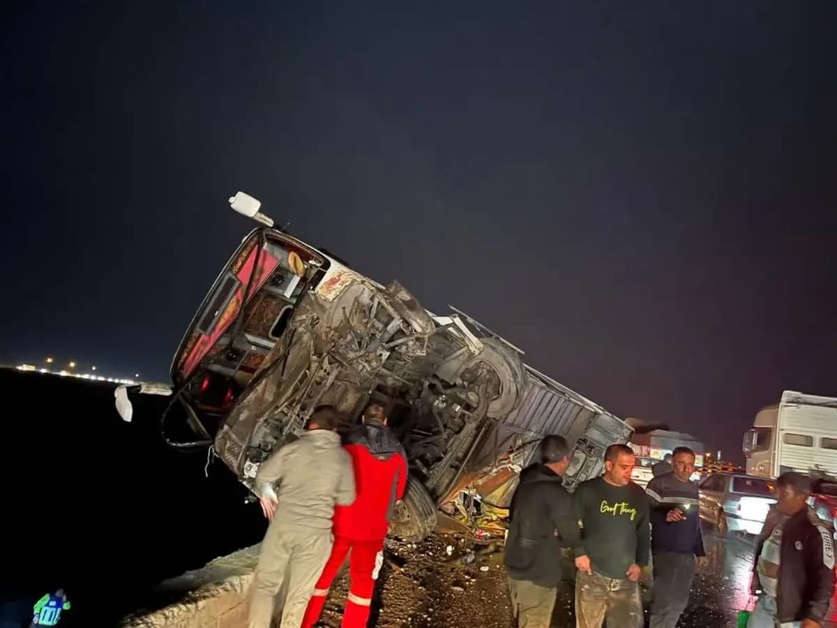 واژگونی اتوبوس در گرمسار سه مصدوم برجا گذاشت