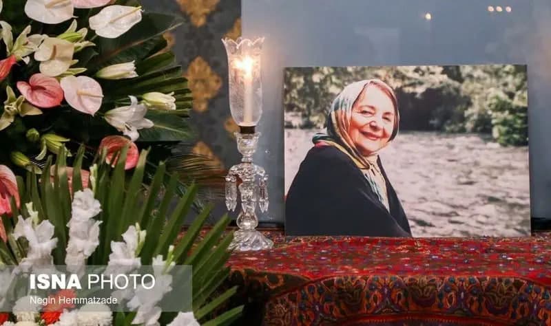 عکس/ نگاهی به میز عزای اصیل و بدون تجملات مادرشوهر دکتر لیلا حاتمی و تزئین ایرانی پسند آن با زیرمیزی اعیانی/ روحش شاد و یادش گرامی