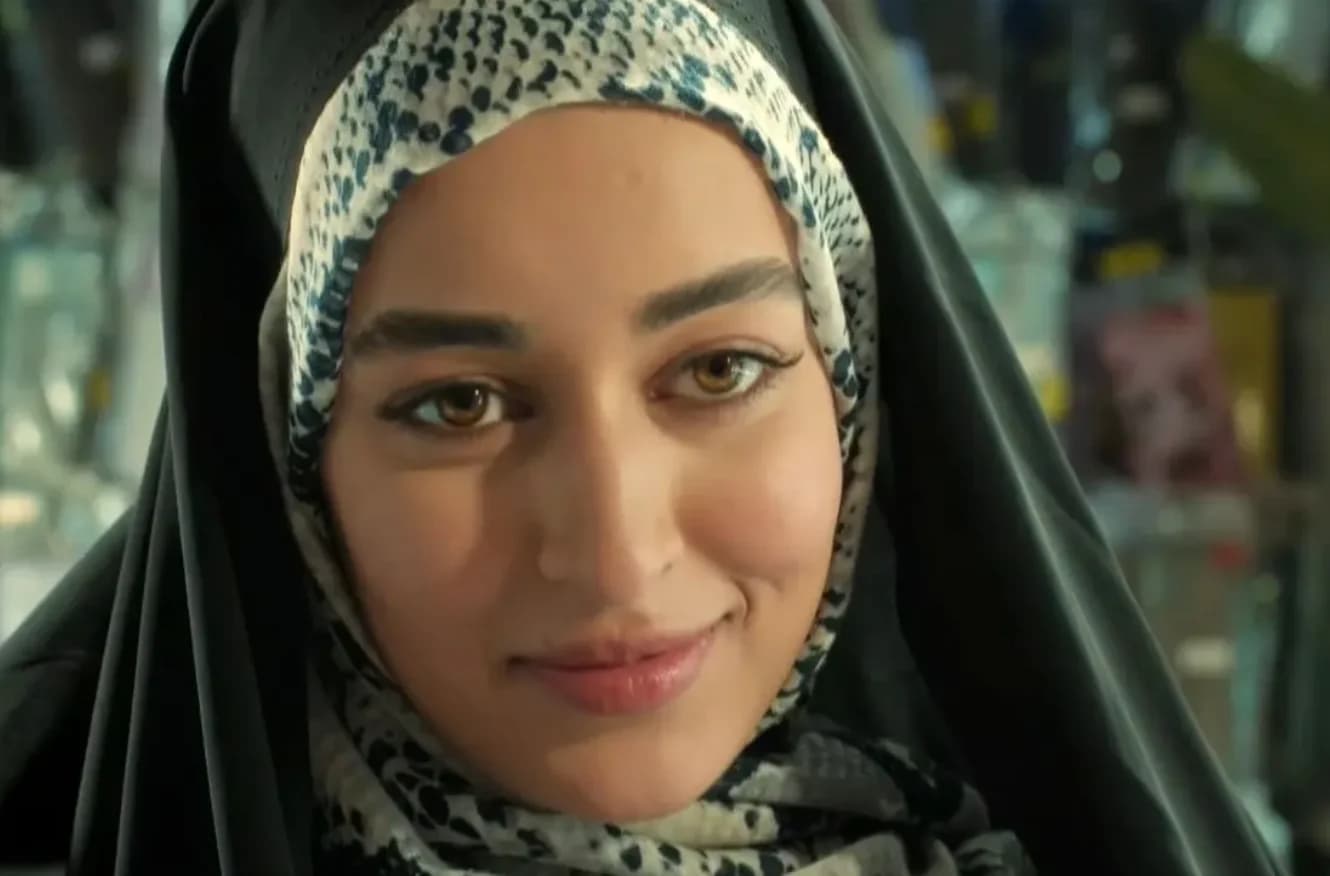 سفر در زمان؛ «مهلقا مینوش» بازیگر سریال بیگانگان در یک کافه در تهران؛ سال 1403