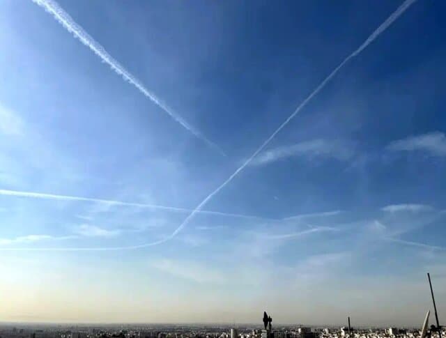 ماجرای خطوط سفید در آسمان تهران / رد هواپیما یا آزمایش موشکی؟