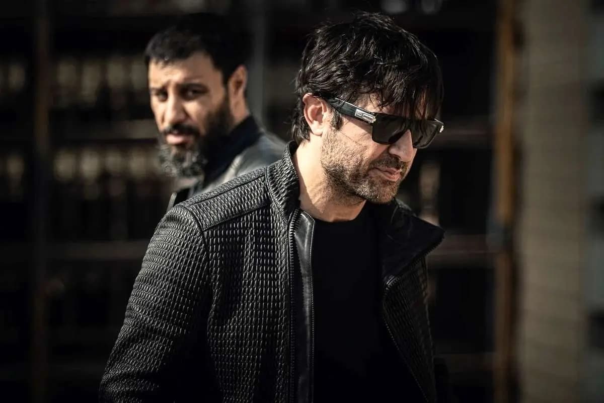 گوشی هومن سیدی در سریال وحشی؛ از موتورولا اورا چه میدانیم؟