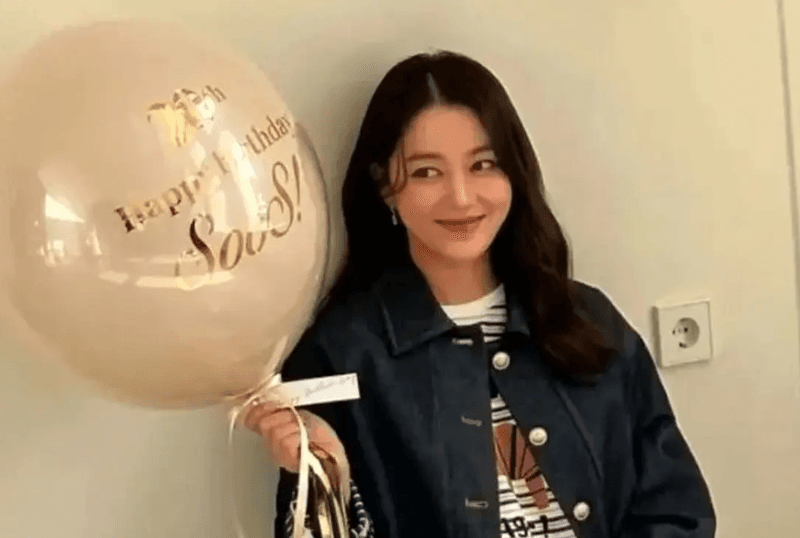 عکس| سفر زمان؛ چهرۀ خندان «لی سو یئون» (بانو جانگ) در پشتصحنه سریال «دونگیی»