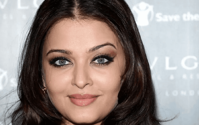 سفر زمان| آیشواریا رای در مراسم خاکسپاری مادر آمیتا باچان؛ سال 1386