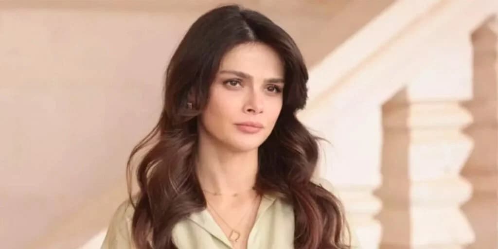 سفر به ترکیه | استایل مینیمال سینم اونسال، بازیگر ترک سریال «شهر دور»