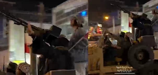 فیلم دختران ایرانی پشت تیربار در خیابانهای تهران