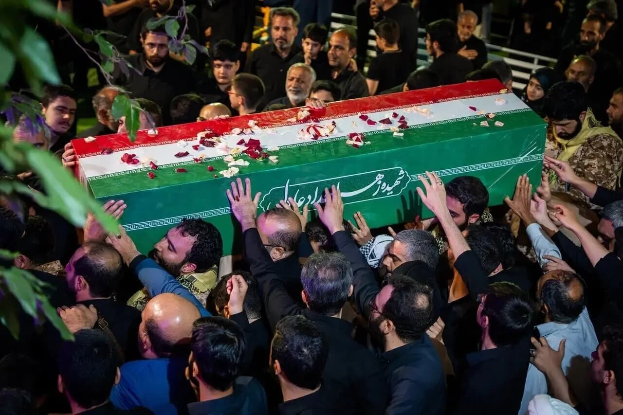وداع مردم با رهبر شهید در جمکران / آیتالله جوادی آملی بر پیکر رهبر شهید نماز خواند