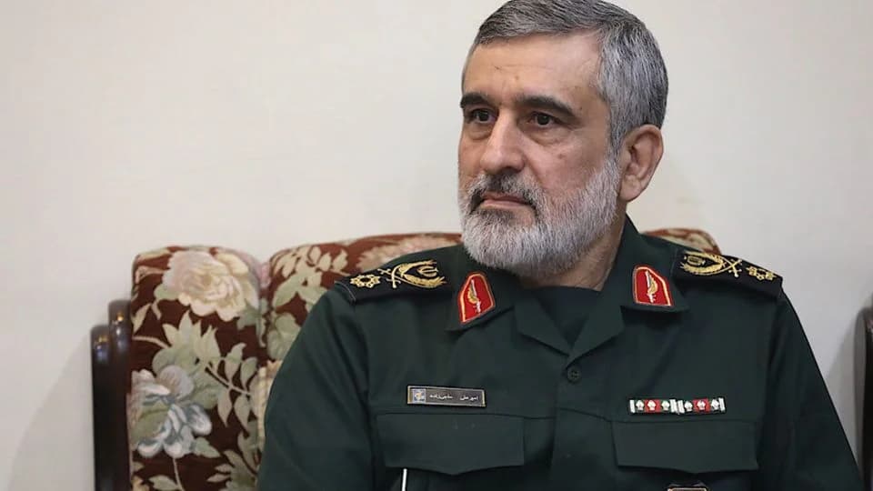 نگاهی به چیدمان منزل شهید سردار حاجی زاده / خانهای با مبلمانی خوشرنگ و ترکیب زیبای گلدان زاموفیلیا