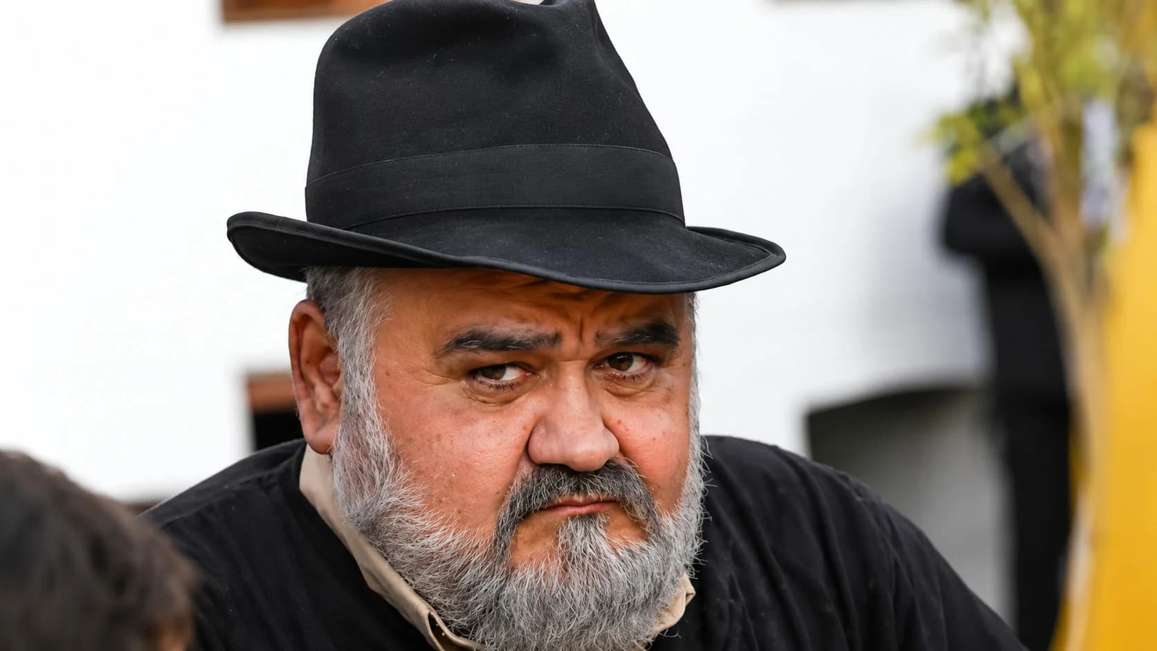 عکس| سفر در زمان؛ «اکبر عبدی» با لباس زنانه در پشتصحنه «آدم برفی»
