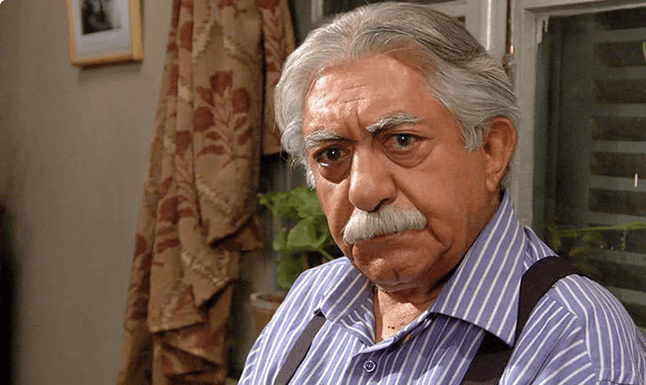 چیدمان خانه «عزت الله انتظامی» در حال نماز خواندن در 49 سالگی؛ سال 52