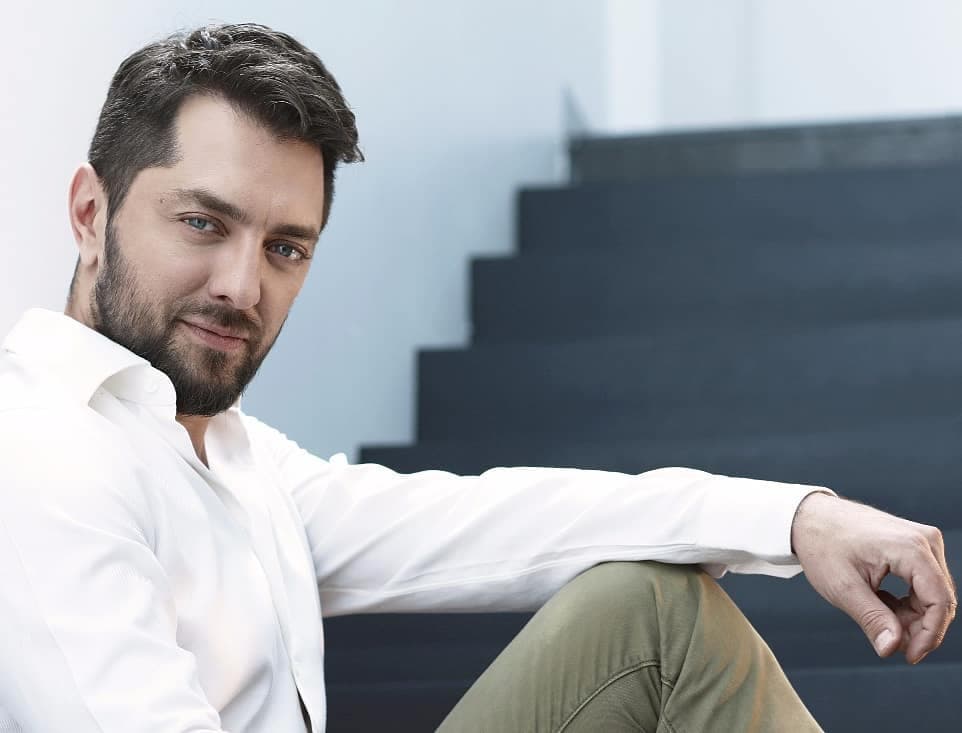 عکس جنجالی از بهرام رادان در حال گل دادن به ژاله صامتی + عکس