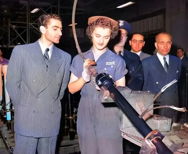 تونل زمان؛ بازدید شاه پهلوی از دیترویت و کارخانه خودروسازی کادیلاک در کنار زیباترین کارگر آن زمان