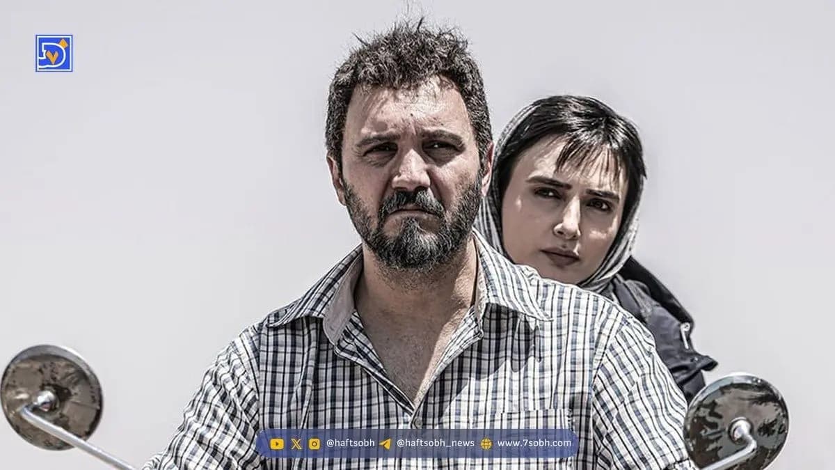 دکوراسیون خانه کامبیز دیرباز، بازیگر سریال میکائیل؛ از طرح قدیمی کاغذ دیواری تا دکوریهای خوشرنگ روی میز پذیرایی + عکس