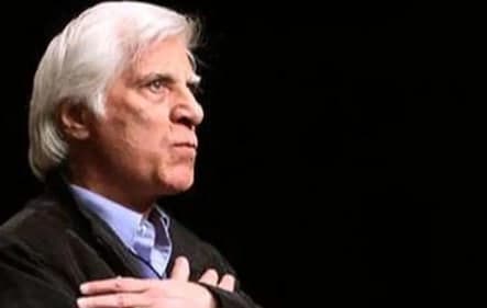 عکس/ نگاهی به میز عرای اصیل ایرانی بهرام بیضایی در آمریکا / از عکس های دوران جوانی اش تا ترمه ایرانی و گل های سفید رنگ !