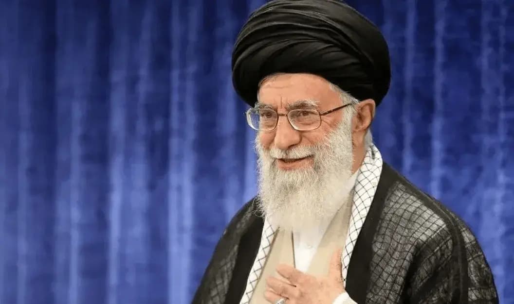 نماز خواندن 2 بازیگر مشهور پشت سر رهبری شهید انقلاب + عکس