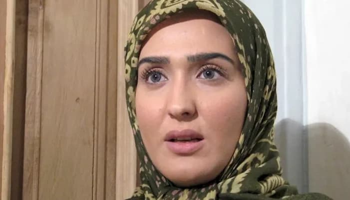 سفر در زمان| زهره فکور صبور 23 ساله در بوی گل سرخ