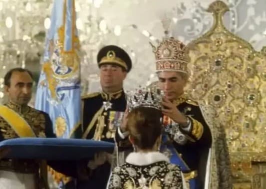 کلکسیون گنج با شکوه و لباس جواهرنشان فرح پهلوی/ از تاج ها و گردنبد های الماس نشان تا لباس دنباله ار پر از جواهرات و مرواریدش