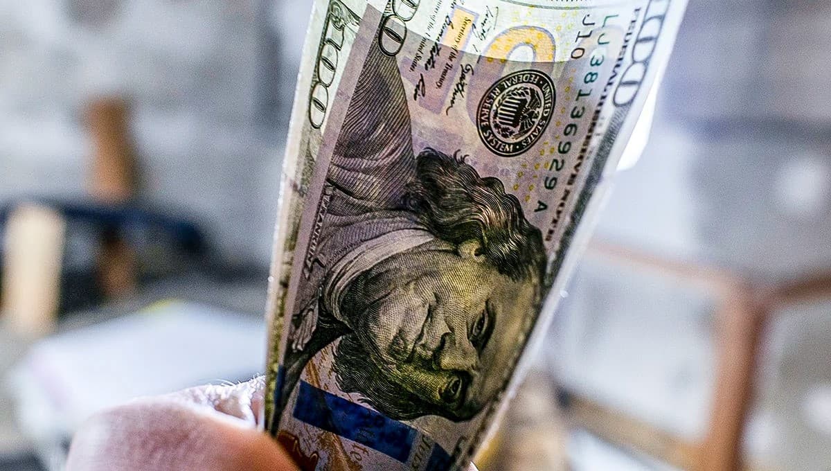 قیمت دلار امروز چهارشنبه 24 دی 1404 / عقبنشینی دلار تا 142 هزار تومان + جدول